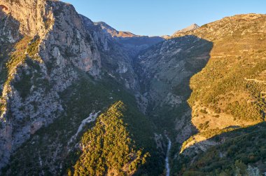 Taygetus Dağı 'ndaki ünlü Ridomo vadisinden doğal manzara. Vadi, Messenia, Yunanistan 'daki Mani bölgesinde Kentro Avia ve Pigadia Köyleri yakınlarındaki jeomorfolojik oluşum elementleri açısından zengin ve derindir.