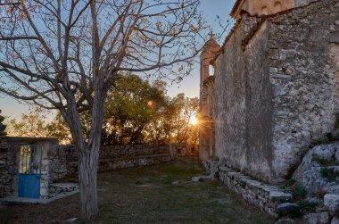 Mani bölgesinde Kentro Avia ve Pigadia Köyleri yakınlarındaki Vorio köyündeki eski geleneksel kilise, Messenia, GreeceMessenia, Yunanistan