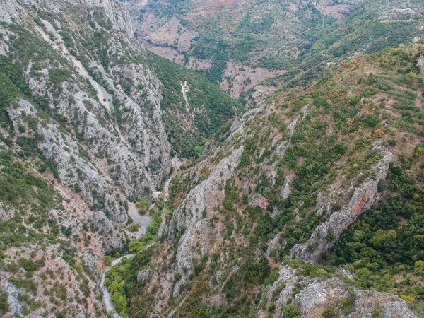 タイゲタス山の有名なリドモ峡谷からの空中風景 峡谷は マニエリア メセニア ギリシャのKentro AviaとPigadiaの村の近くに位置する地形形成要素が深く 豊富です — ストック写真