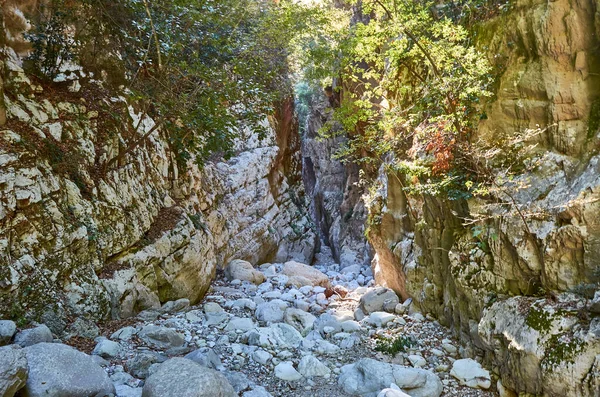 タイゲタス山の有名なリドモ峡谷からの自然景観 峡谷は マニエリア メセニア ギリシャのKentro AviaとPigadiaの村の近くに位置する地形形成要素が深く 豊富です — ストック写真