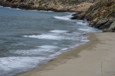 Yunanistan 'ın güneyindeki Laconian Mani ilindeki Marmari plajı yakınlarındaki deniz manzarası.