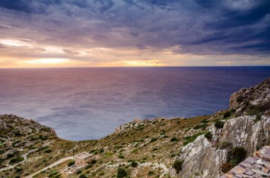 Yunanistan 'ın güneyindeki Laconian Mani ilindeki Marmari plajı yakınlarındaki deniz manzarası.