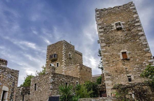 Architectonische Oude Historische Torens Domineren Het Gebied Het Beroemde Vathia — Stockfoto