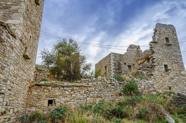 Architectonische Oude Historische Torens Domineren Het Gebied Het Beroemde Vathia — Stockfoto