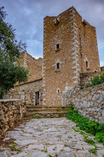 Architectonische Oude Historische Torens Domineren Het Gebied Het Beroemde Vathia — Stockfoto
