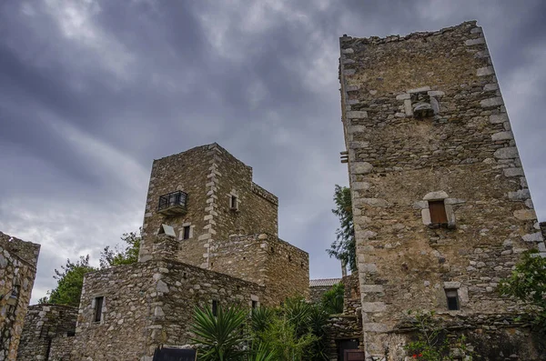 Des Tours Architecturales Historiques Anciennes Dominent Région Dans Célèbre Village — Photo