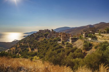 Mimari ve eski tarihi kuleler Laconian Mani yarımadasındaki ünlü Vathia köyünde hakim durumdalar. Laconia Mani anakarası, Moreloponnese, Yunanistan, Avrupa.