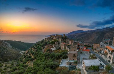 Gün batımında Vathia köyünün hava manzarası. Vathia, Mani, Laconia, Moreloponnese, Yunanistan