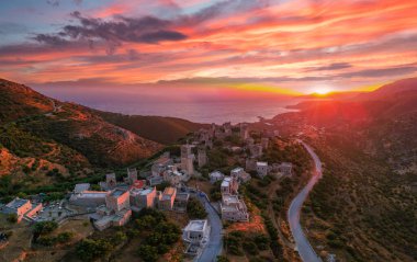 Dramatik bir günbatımı gökyüzüne karşı Vathia köyünün havadan görünüşü. Vathia, Mani, Laconia, Moreloponnese, Yunanistan