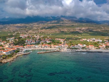 Mani, Messinia, Yunanistan 'ın manzaralı deniz kenarı köyü Agios Nikolaos' un panoramik manzarası