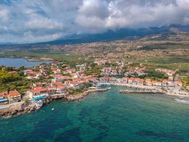 Mani, Messinia, Yunanistan 'ın manzaralı deniz kenarı köyü Agios Nikolaos' un panoramik manzarası