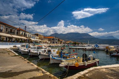 Mani, Messinia, Yunanistan 'daki Agios Nikolaos adlı pitoresk sahil köyü