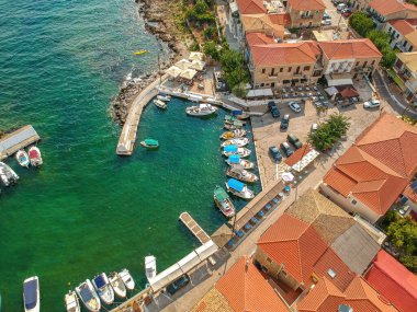 Mani, Messinia, Yunanistan 'ın manzaralı deniz kenarı köyü Agios Nikolaos' un panoramik manzarası
