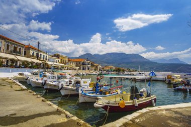 Mani, Messinia, Yunanistan 'daki Agios Nikolaos adlı pitoresk sahil köyü