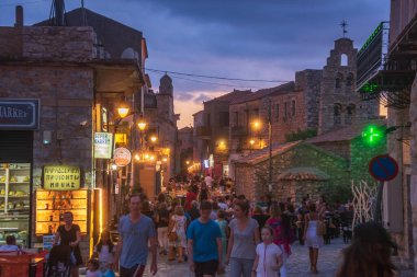 Geleneksel mimari binaları ve Yunanistan 'ın Laconia kentinde taşlanmış evleri olan güzel Areopoli kasabası