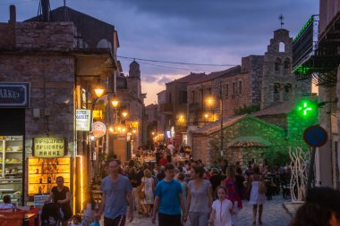 Geleneksel mimari binaları ve Yunanistan 'ın Laconia kentinde taşlanmış evleri olan güzel Areopoli kasabası