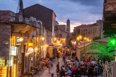 Geleneksel mimari binaları ve Yunanistan 'ın Laconia kentinde taşlanmış evleri olan güzel Areopoli kasabası