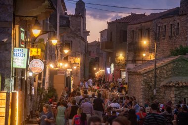 Geleneksel mimari binaları ve Yunanistan 'ın Laconia kentinde taşlanmış evleri olan güzel Areopoli kasabası