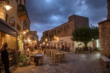 Geleneksel mimari binaları ve Yunanistan 'ın Laconia kentinde taşlanmış evleri olan güzel Areopoli kasabası