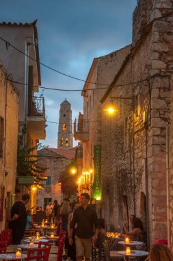 Geleneksel mimari binaları ve Yunanistan 'ın Laconia kentinde taşlanmış evleri olan güzel Areopoli kasabası