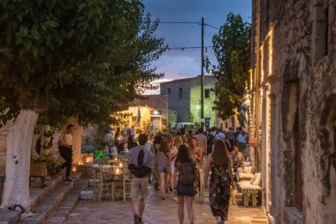 Geleneksel mimari binaları ve Yunanistan 'ın Laconia kentinde taşlanmış evleri olan güzel Areopoli kasabası