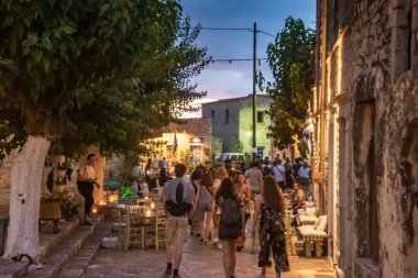 Geleneksel mimari binaları ve Yunanistan 'ın Laconia kentinde taşlanmış evleri olan güzel Areopoli kasabası