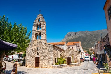 Geleneksel mimari binaları ve Yunanistan 'ın Laconia kentinde taşlanmış evleri olan güzel Areopoli kasabası