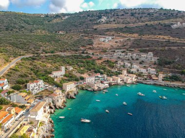 Yunanistan 'ın Laconia kentindeki Mani bölgesindeki Limeni köyü üzerindeki ikonik hava manzarası
