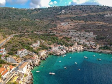 Yunanistan 'ın Laconia kentindeki Mani bölgesindeki Limeni köyü üzerindeki ikonik hava manzarası