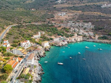 Yunanistan 'ın Laconia kentindeki Mani bölgesindeki Limeni köyü üzerindeki ikonik hava manzarası