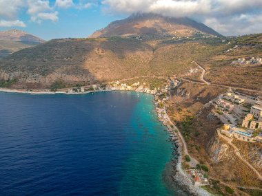 Yunanistan 'ın Laconia kentindeki Mani bölgesindeki Limeni köyü üzerindeki ikonik hava manzarası