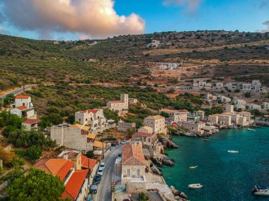 Yunanistan 'ın Laconia kentindeki Mani bölgesindeki Limeni köyü üzerindeki ikonik hava manzarası