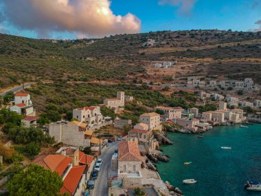 Yunanistan 'ın Laconia kentindeki Mani bölgesindeki Limeni köyü üzerindeki ikonik hava manzarası