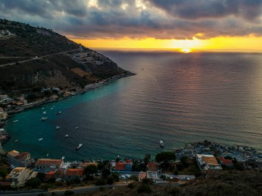 Yunanistan 'ın Laconia kentindeki Mani bölgesindeki Limeni köyü üzerindeki ikonik hava manzarası