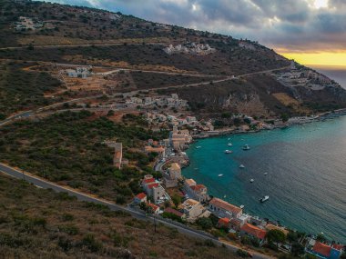Yunanistan 'ın Laconia kentindeki Mani bölgesindeki Limeni köyü üzerindeki ikonik hava manzarası