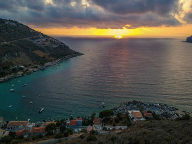 Yunanistan 'ın Laconia kentindeki Mani bölgesindeki Limeni köyü üzerindeki ikonik hava manzarası