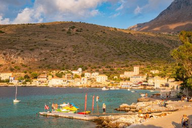 Limeni sahil köyünden manzara manzarası var. Yunanistan 'ın Laconia bölgesindeki Limeni bölgesinde geleneksel evler ve renkli taşlı binalar