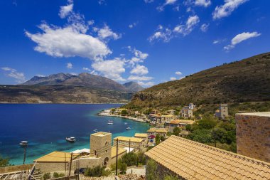 Limeni sahil köyünden manzara manzarası var. Yunanistan 'ın Laconia bölgesindeki Limeni bölgesinde geleneksel evler ve renkli taşlı binalar
