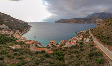 Yunanistan 'ın Laconia kentindeki Mani bölgesindeki Limeni köyü üzerindeki ikonik hava manzarası