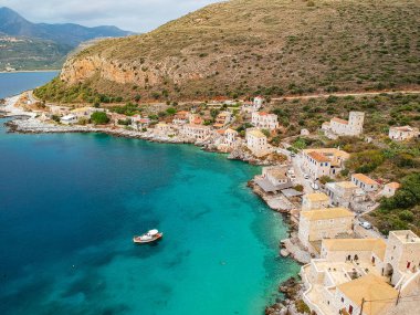 Yunanistan 'ın Laconia kentindeki Mani bölgesindeki Limeni köyü üzerindeki ikonik hava manzarası