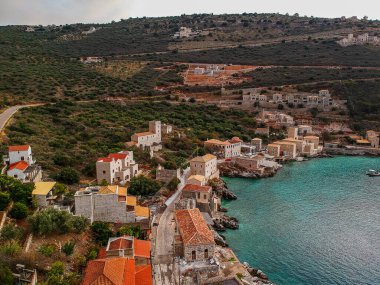 Yunanistan 'ın Laconia kentindeki Mani bölgesindeki Limeni köyü üzerindeki ikonik hava manzarası