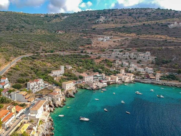 Yunanistan 'ın Laconia kentindeki Mani bölgesindeki Limeni köyü üzerindeki ikonik hava manzarası