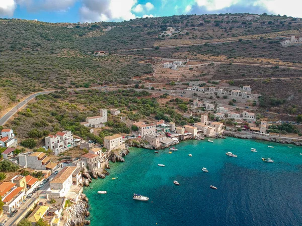 Yunanistan 'ın Laconia kentindeki Mani bölgesindeki Limeni köyü üzerindeki ikonik hava manzarası