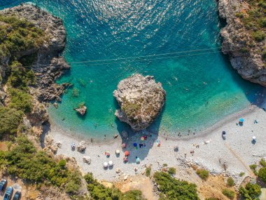 Yüksek turistik yaz döneminde Messenian Mani bölgesindeki Kardamyli köyü yakınlarındaki ünlü kayalık sahil Foneas 'ın hava manzarası. Messenia, Moreloponnese, Yunanistan.