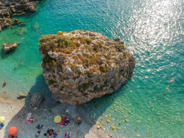 Yüksek turistik yaz döneminde Messenian Mani bölgesindeki Kardamyli köyü yakınlarındaki ünlü kayalık sahil Foneas 'ın hava manzarası. Messenia, Moreloponnese, Yunanistan.