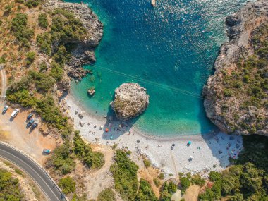 Yüksek turistik yaz döneminde Messenian Mani bölgesindeki Kardamyli köyü yakınlarındaki ünlü kayalık sahil Foneas 'ın hava manzarası. Messenia, Moreloponnese, Yunanistan.