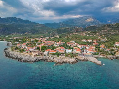 Messenia, Peloponnese, Yunanistan 'daki yüksek turizm döneminde Messenian Mani bölgesindeki Kardamyli köyü yakınlarındaki ünlü kayalık sahil Foneas' ın hava manzarası.