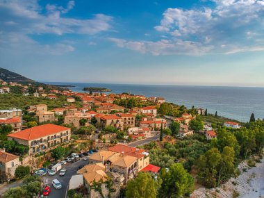 Messenia, Peloponnese, Yunanistan 'daki yüksek turizm döneminde Messenian Mani bölgesindeki Kardamyli köyü yakınlarındaki ünlü kayalık sahil Foneas' ın hava manzarası.