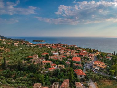 Messenia, Peloponnese, Yunanistan 'daki yüksek turizm döneminde Messenian Mani bölgesindeki Kardamyli köyü yakınlarındaki ünlü kayalık sahil Foneas' ın hava manzarası.