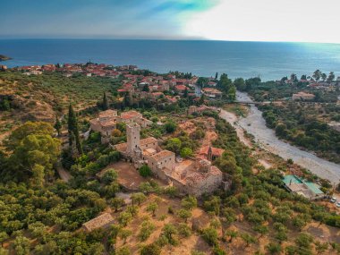 Messenia, Peloponnese, Yunanistan 'daki yüksek turizm döneminde Messenian Mani bölgesindeki Kardamyli köyü yakınlarındaki ünlü kayalık sahil Foneas' ın hava manzarası.